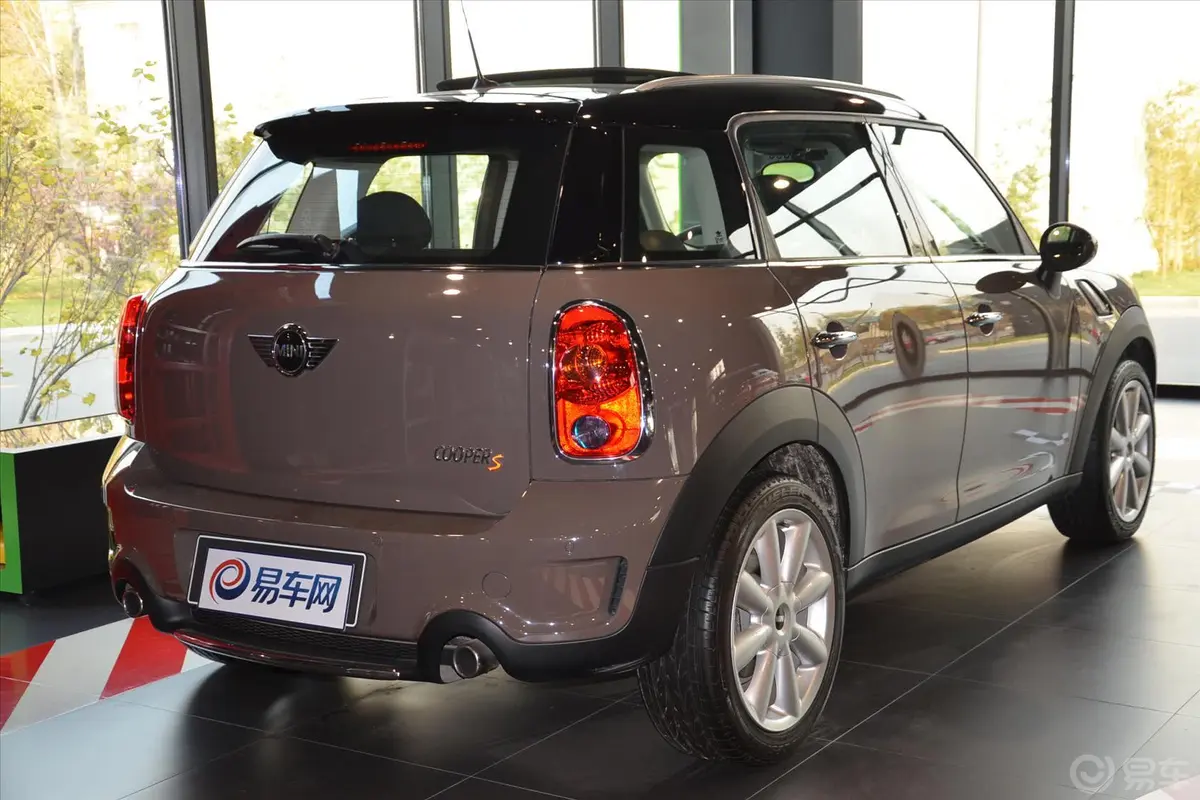 MINI COUNTRYMAN1.6T COOPER S All 4侧后45度车头向右水平