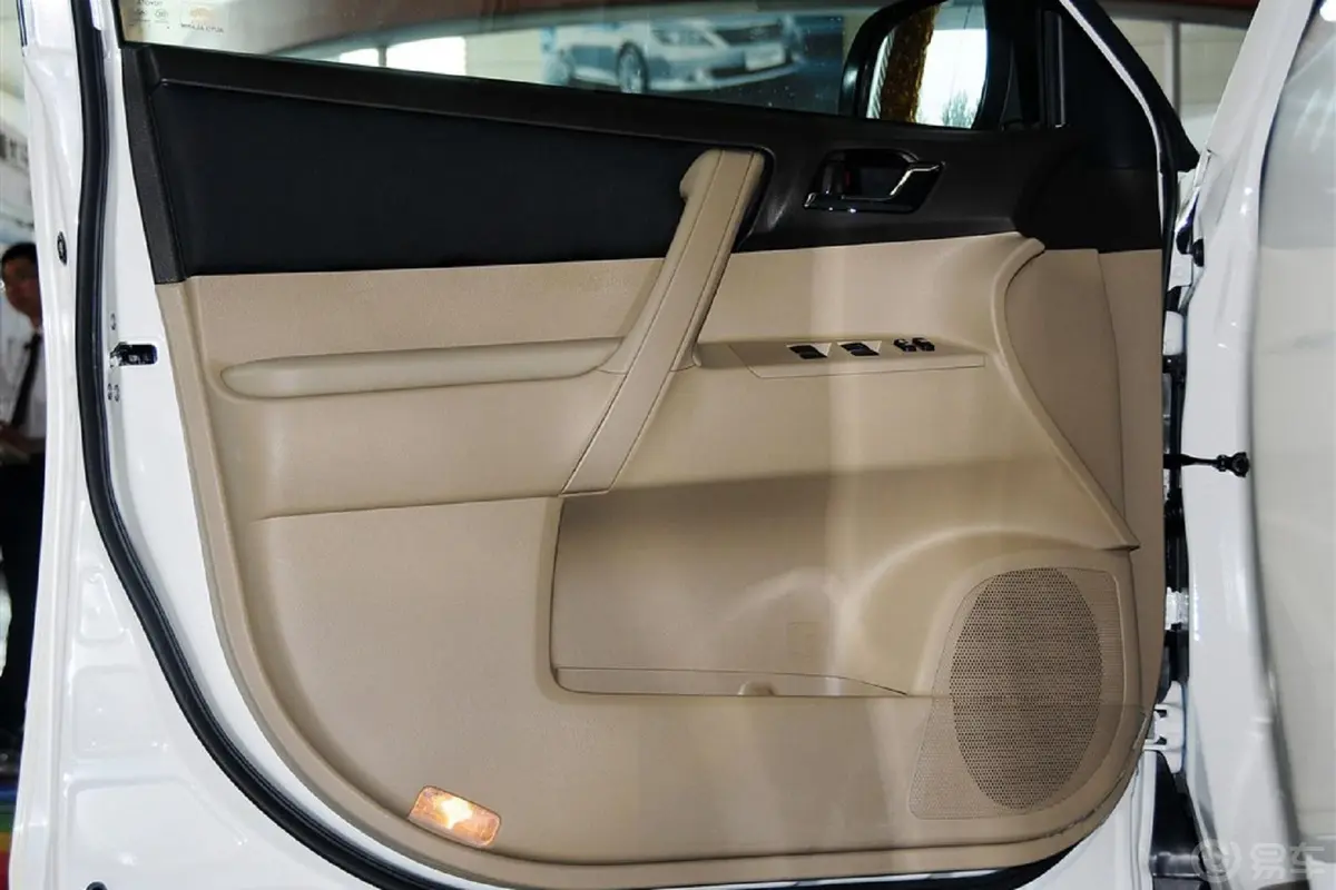 汉兰达2.7L 自动 两驱 紫金版 7座驾驶员侧车门内门板