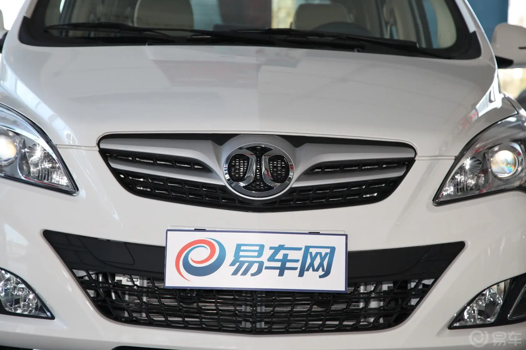 北京汽车E系列两厢 1.3L 乐尚手动版前格栅侧俯拍