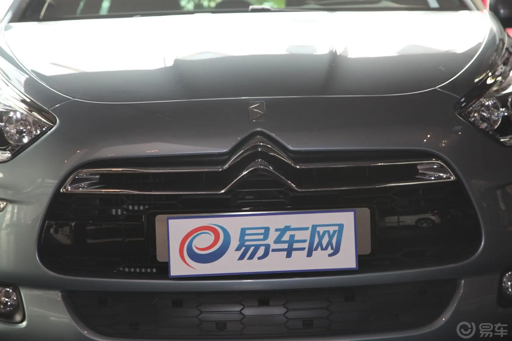 DS 5(进口)1.6T 手自一体 尊享版前格栅侧俯拍