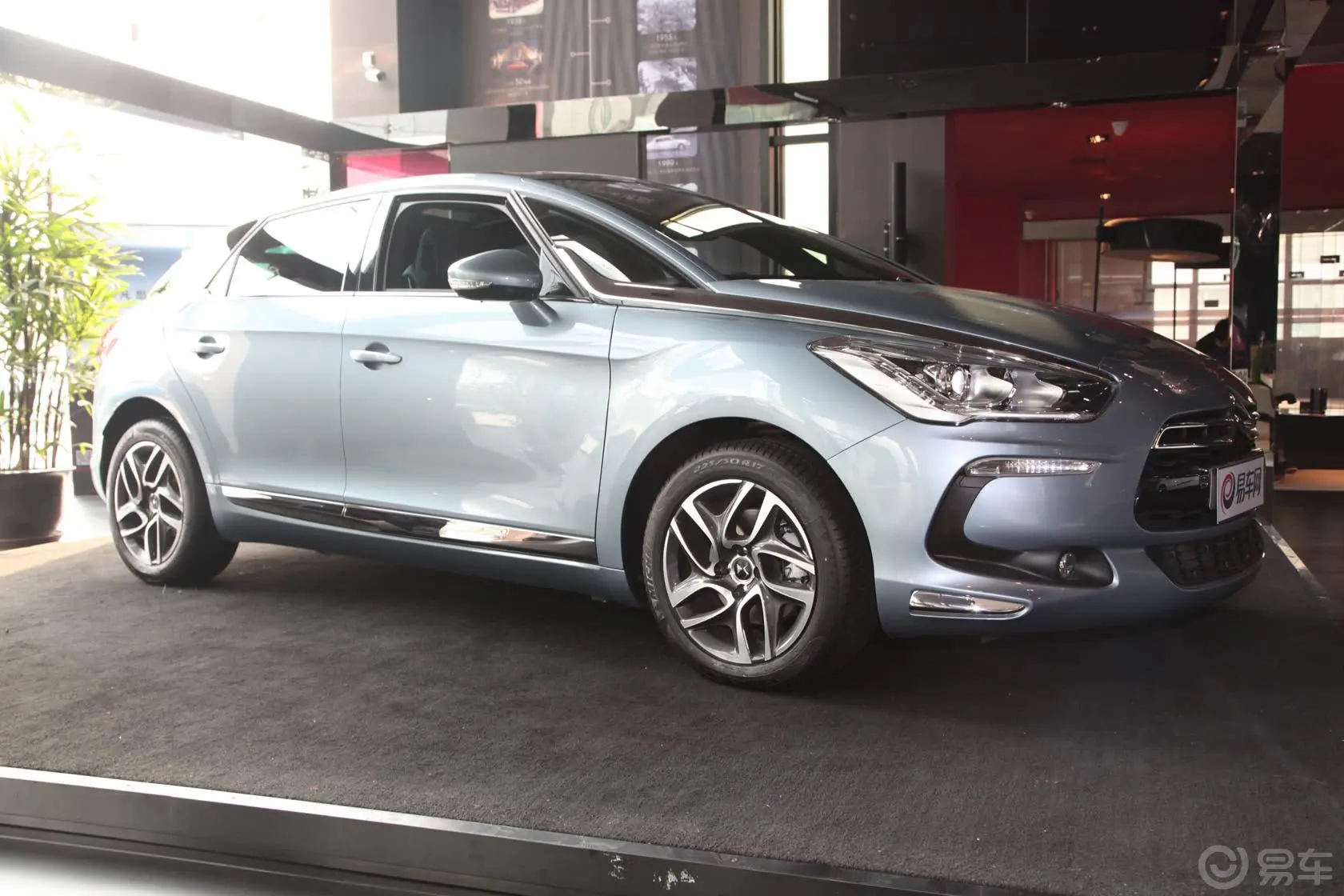 DS 5(进口)1.6T 手自一体 尊享版侧前45度车头向右水平