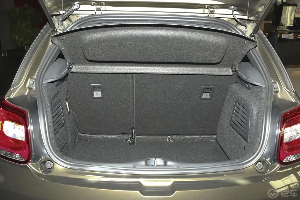 DS 31.6L 手自一体 至尊敞篷版行李箱空间