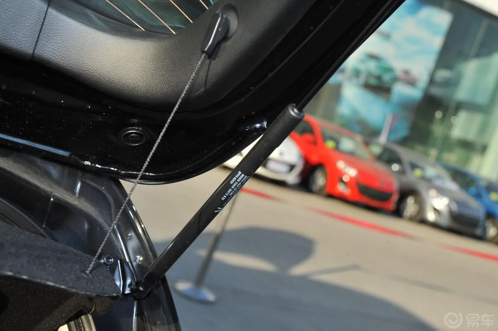 马自达3 星骋两厢 1.6L 自动 精英型行李厢支撑杆