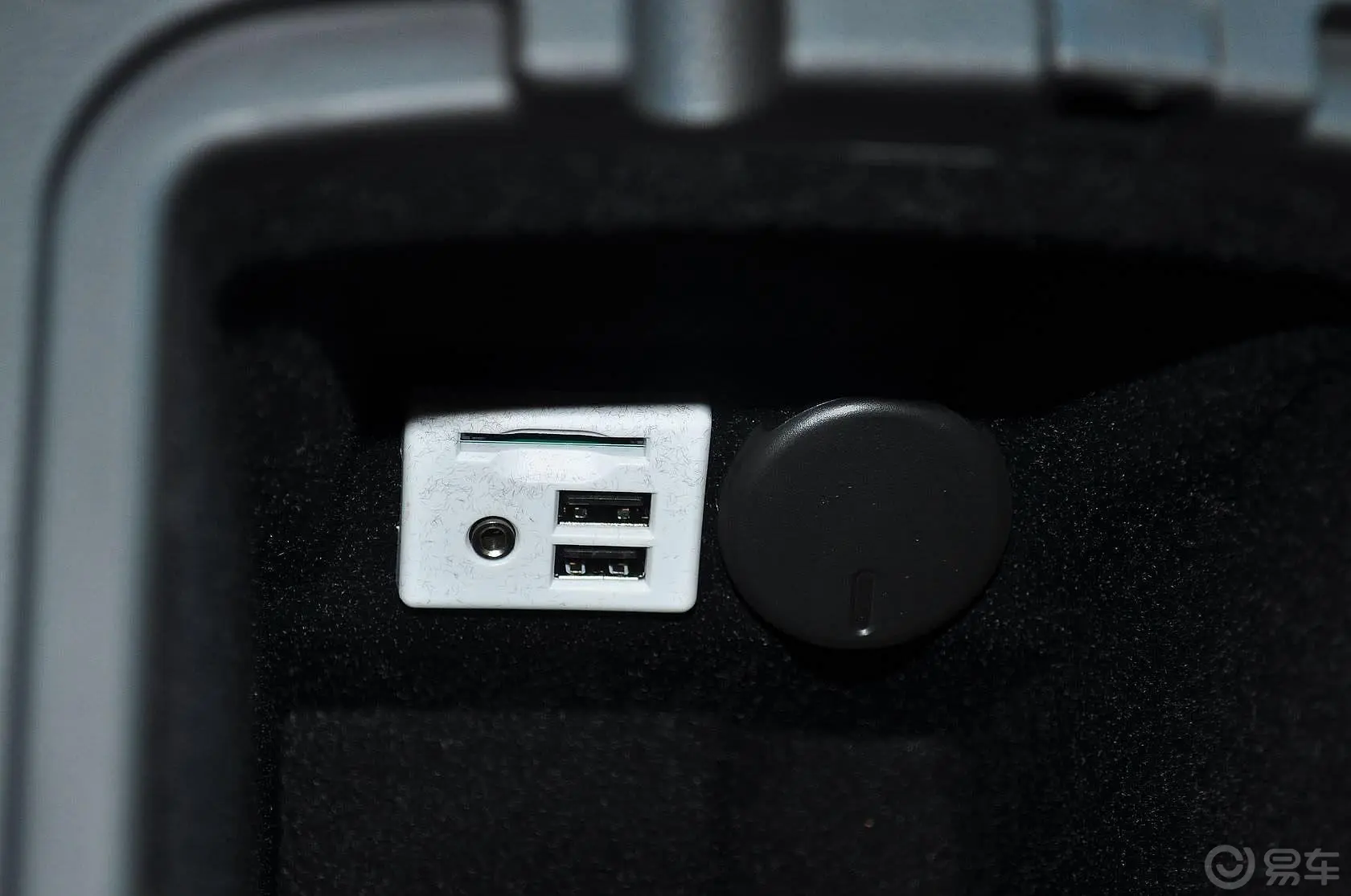 凯迪拉克SRX3.0L 手自一体 领先型USB接口