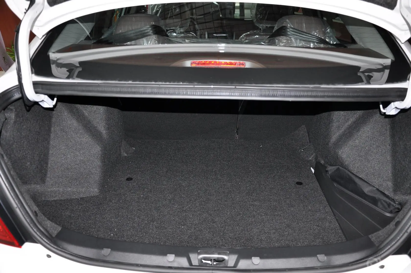众泰Z3001.5L 都市版 手动 豪华型行李箱空间
