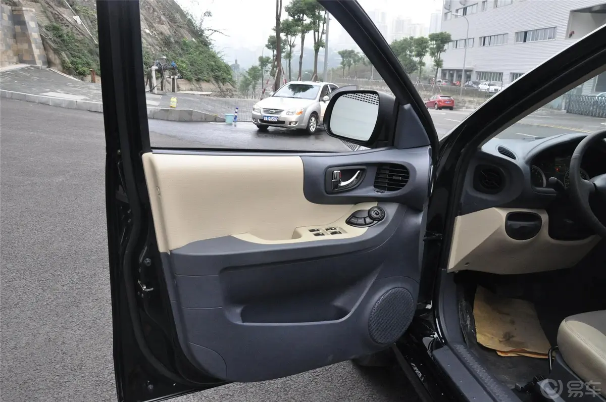 经典圣达菲1.8T 自动 两驱 天窗版驾驶员侧车门内门板