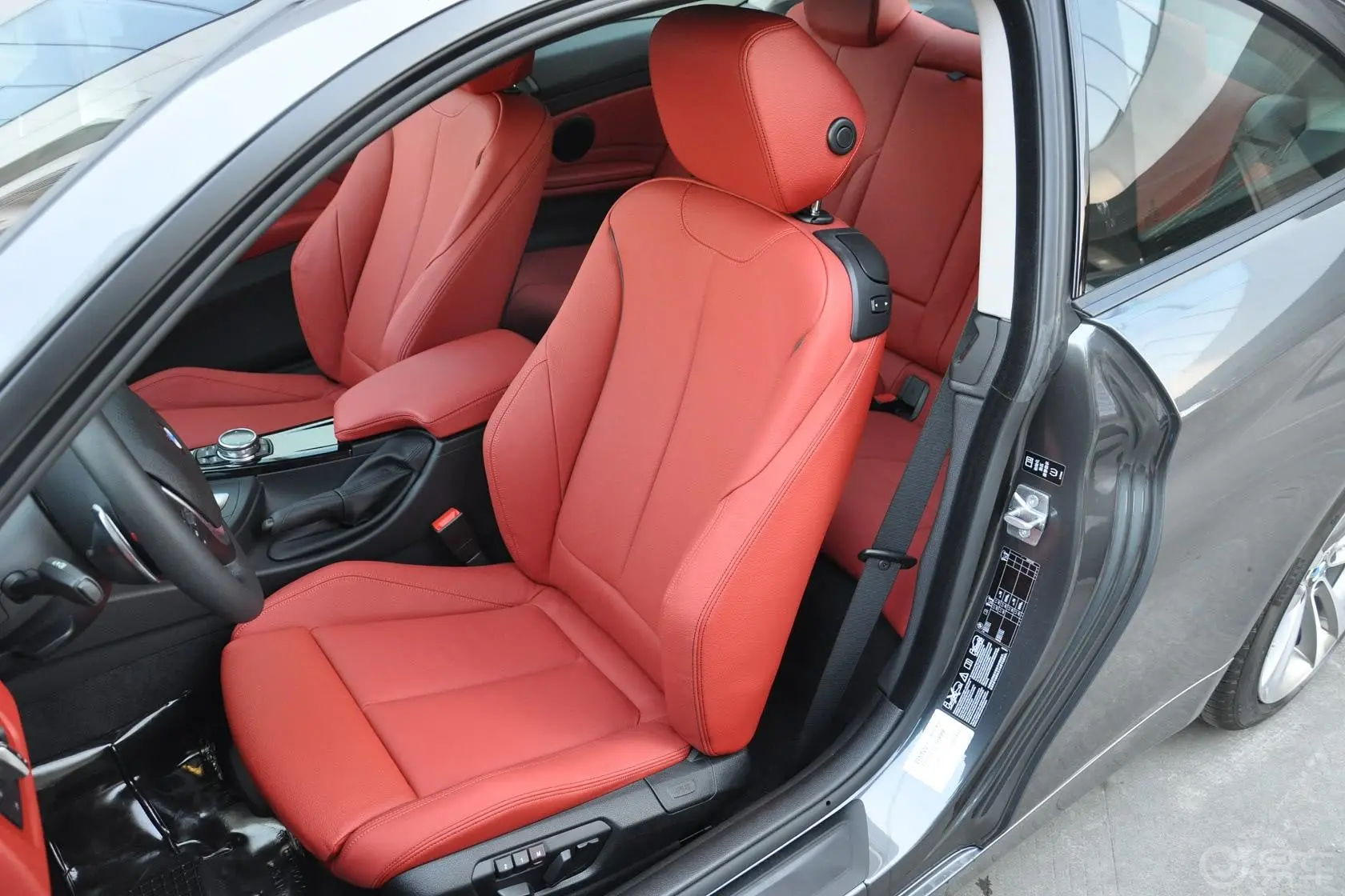 宝马4系双门轿跑车 428i  xDrive 运动设计套装驾驶员座椅