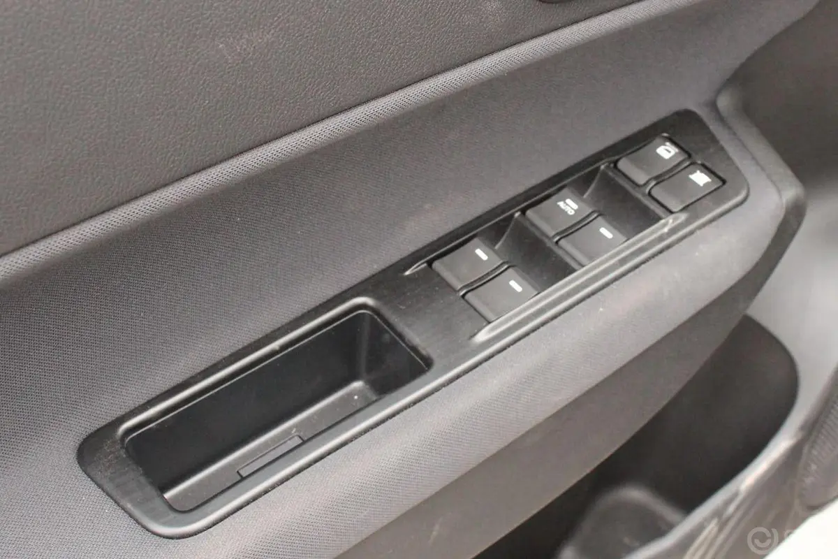 传祺GS52.0L 手动 舒适版车窗升降键