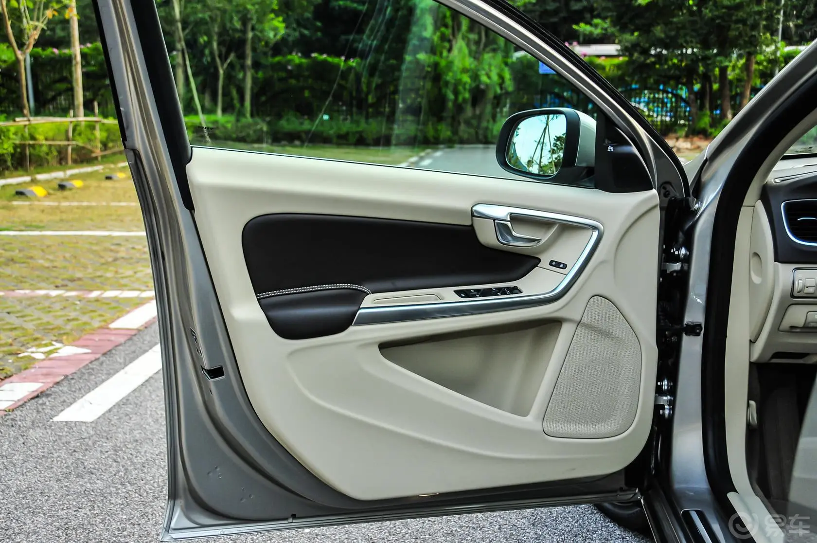 沃尔沃S602.0T 手自一体 T5 智驭版驾驶员侧车门内门板