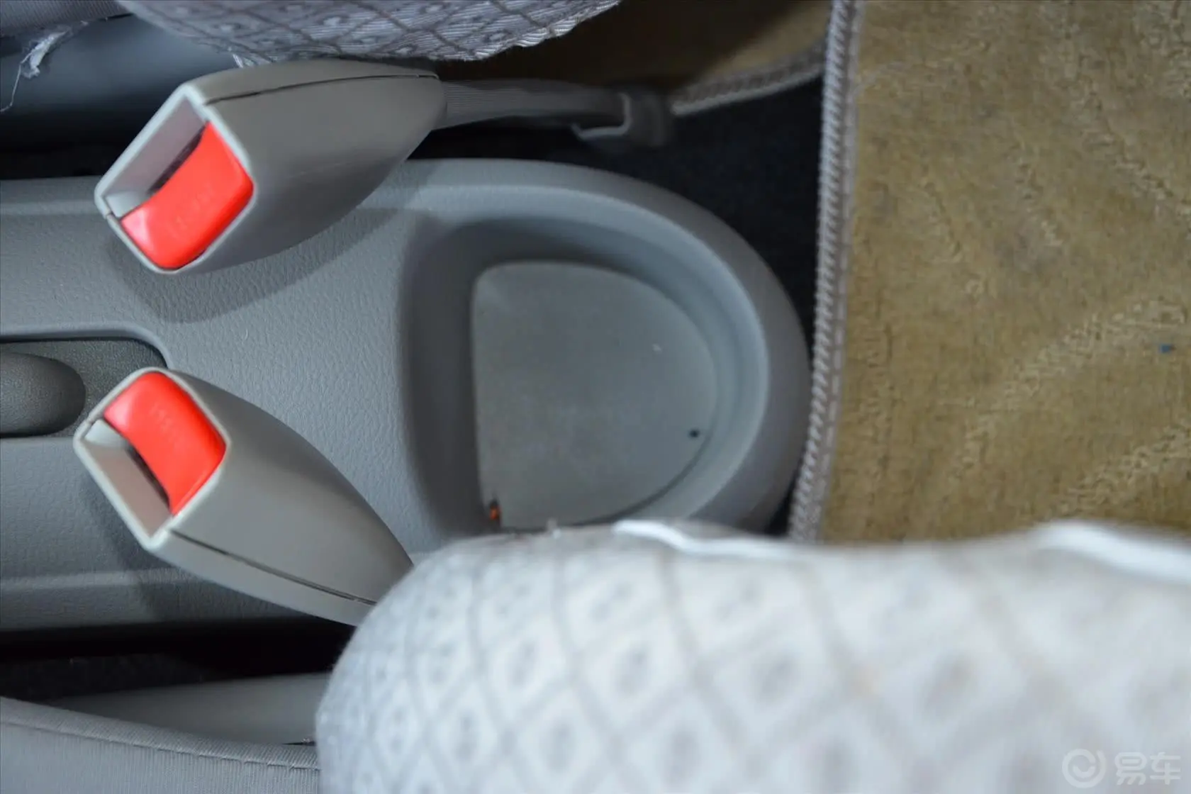 夏利N51.3L 手动 豪华型带气囊前排中央扶手箱空间
