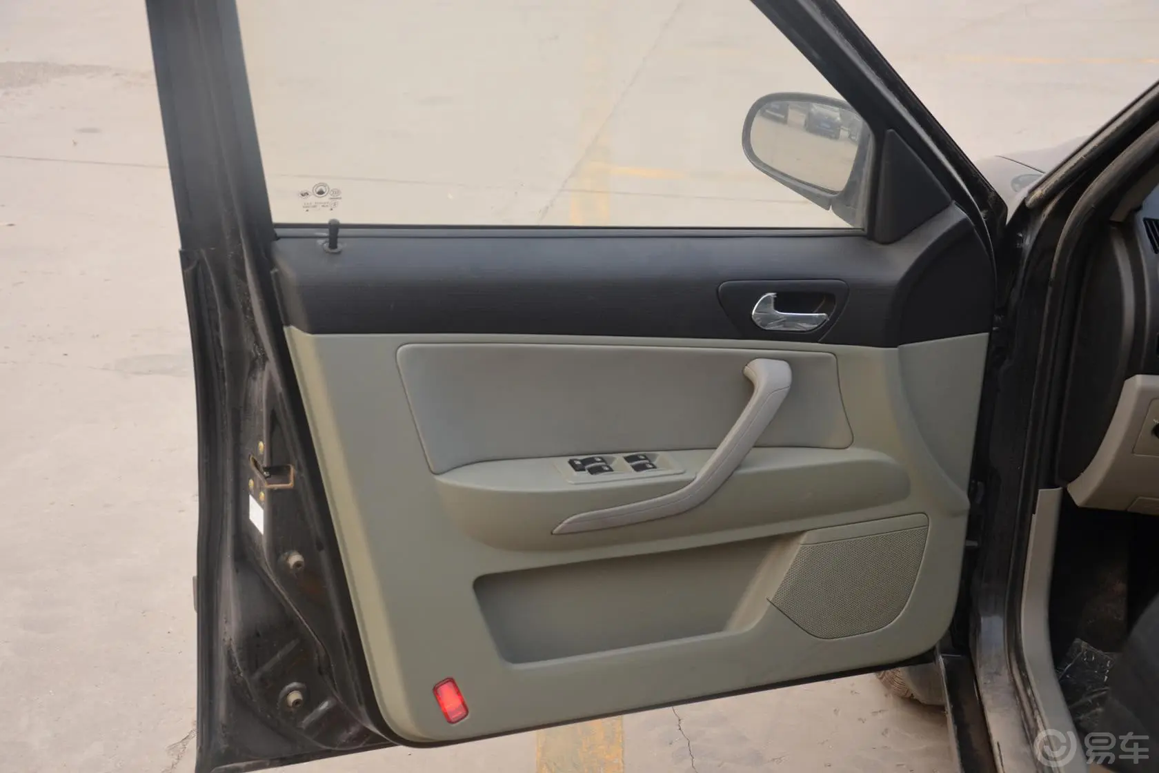 吉利SC31.3L 手动 基本型驾驶员侧车门内门板