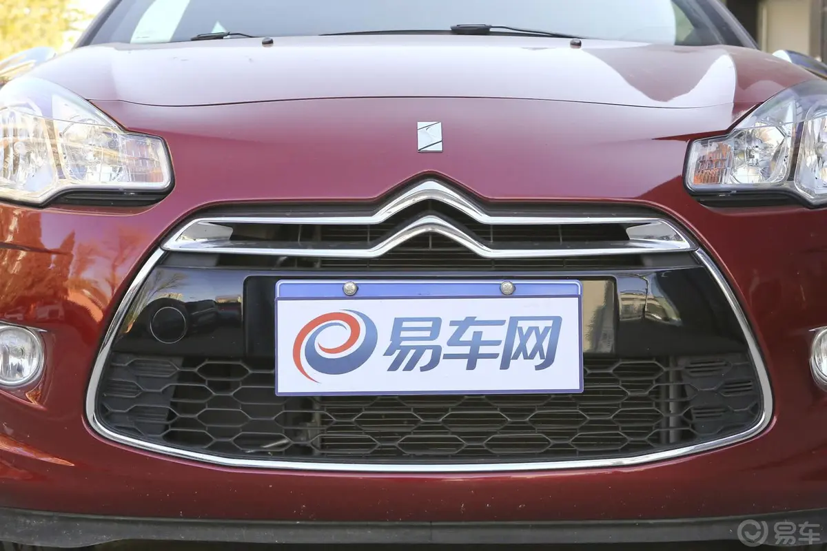 DS 31.6L 手自一体 风尚敞篷版前格栅侧俯拍