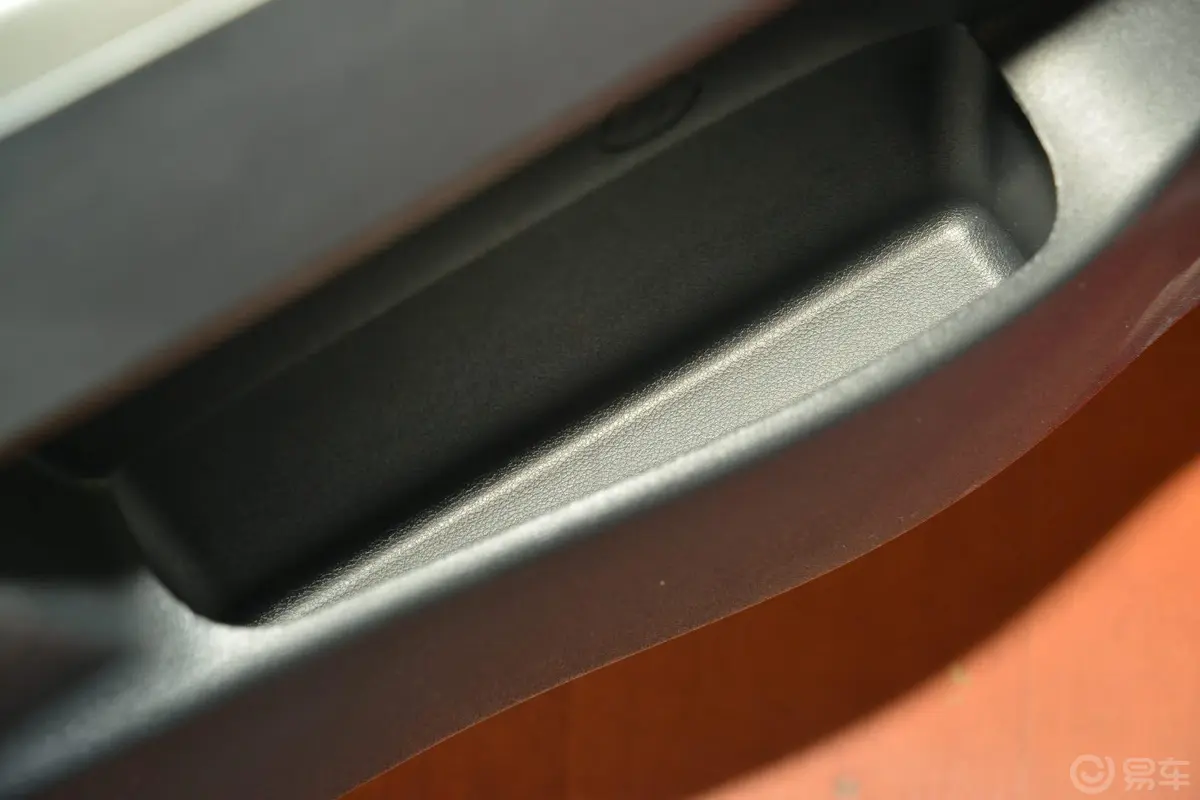 欧力威1.2L 手动 舒适版驾驶员门储物盒
