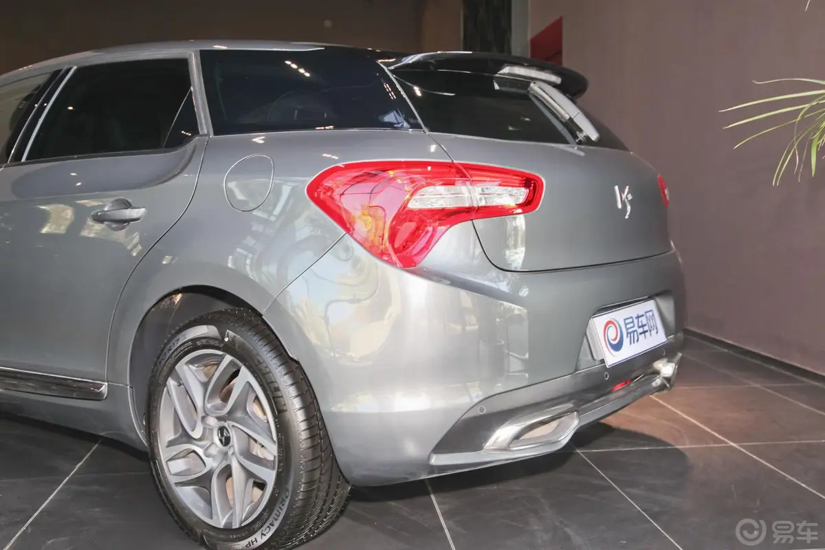 DS 5(进口)1.6T 手自一体 豪华版车尾局部