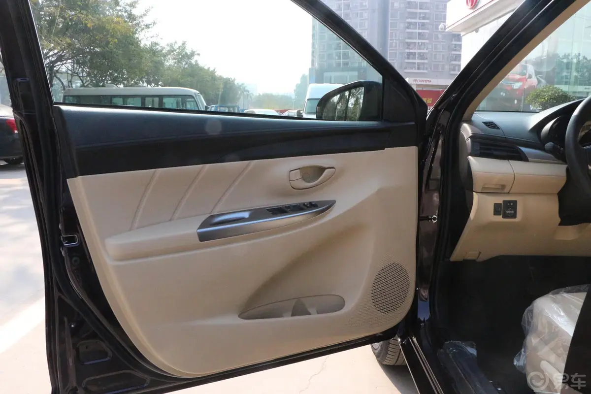 威驰1.5L 自动 智尚版驾驶员侧车门内门板