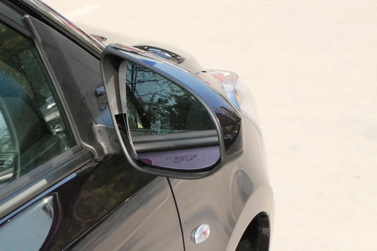 威驰1.5L 自动 智尚版后视镜镜面（后）
