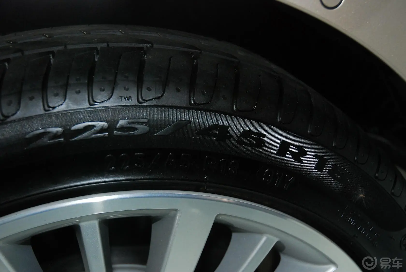 宝马4系双门轿跑车 435i 豪华设计套装轮胎规格