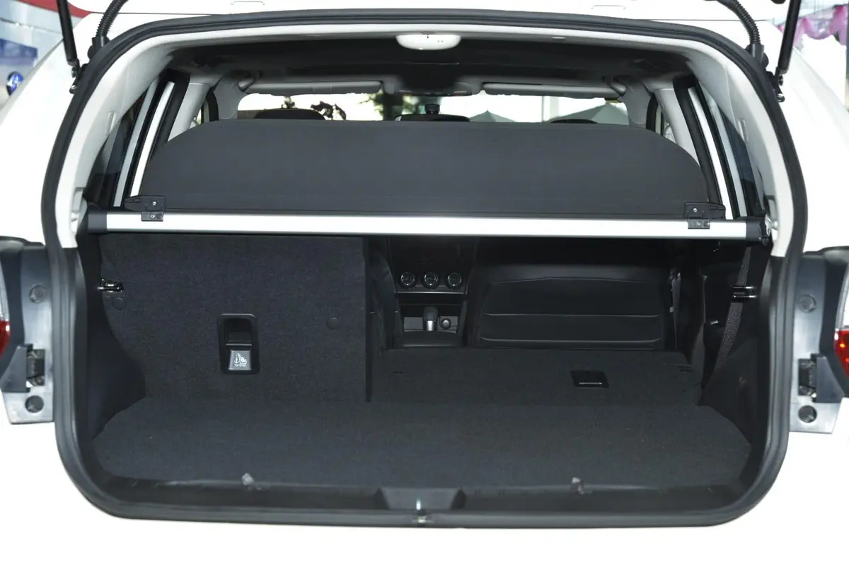 斯巴鲁XV2.0i 舒适版行李箱空间