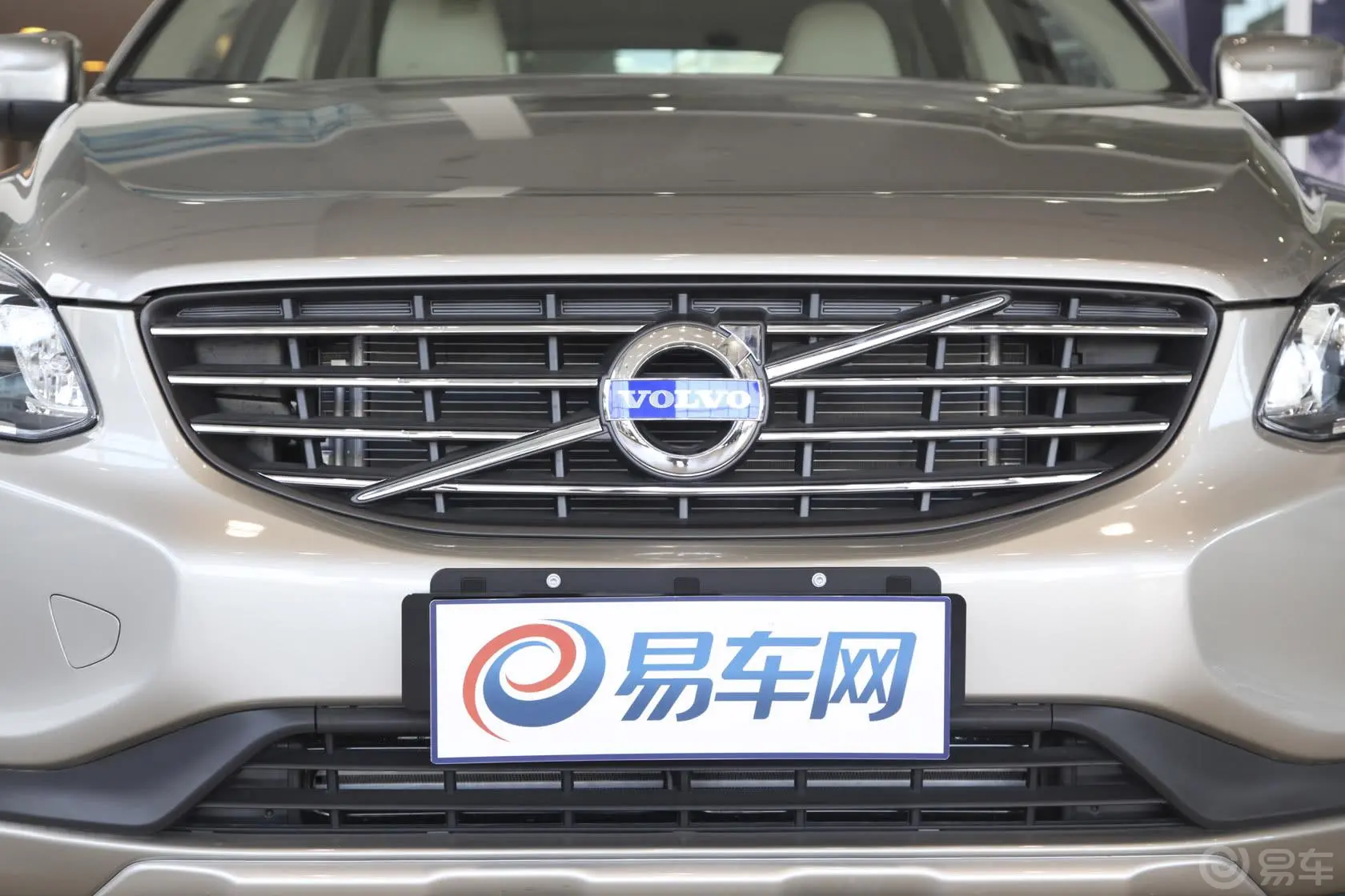 沃尔沃XC60(进口)3.0T T6 智尚版前格栅侧俯拍