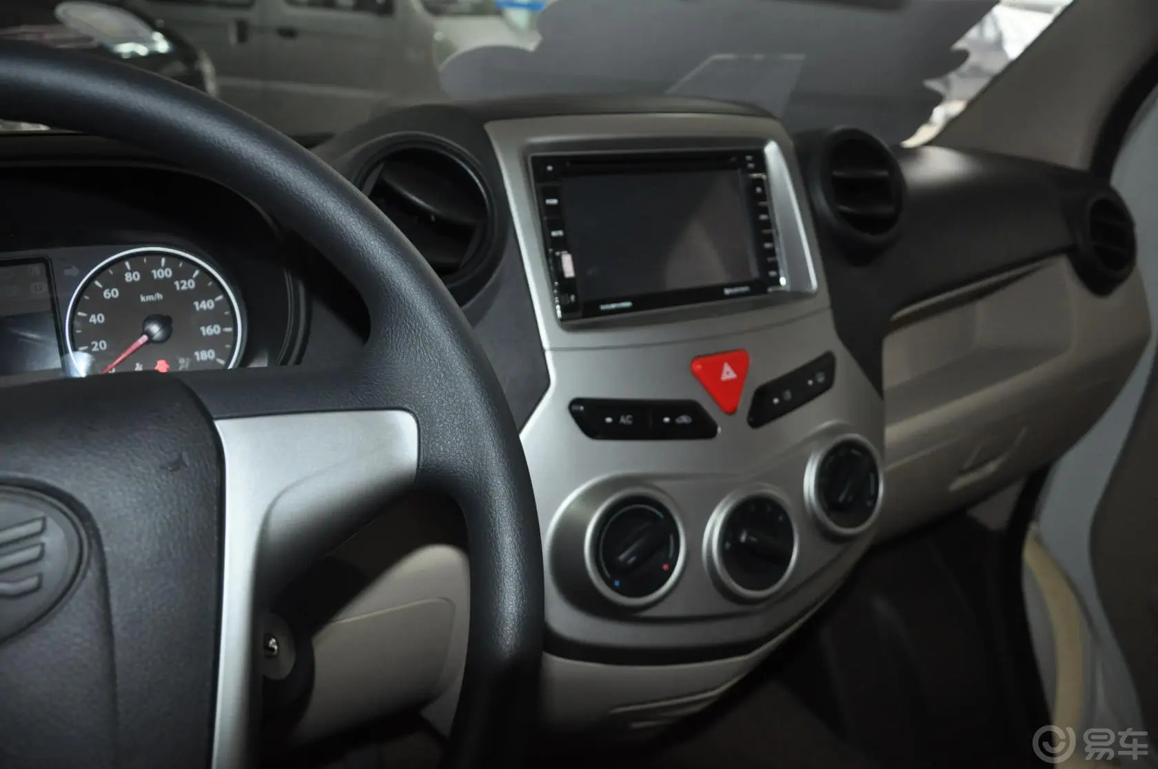 佳宝V80MPV版 1.3L 手动 舒适版中控台驾驶员方向