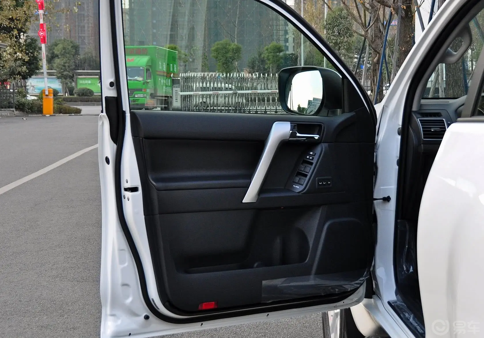 普拉多4.0L V6 VX NAVI驾驶员侧车门内门板