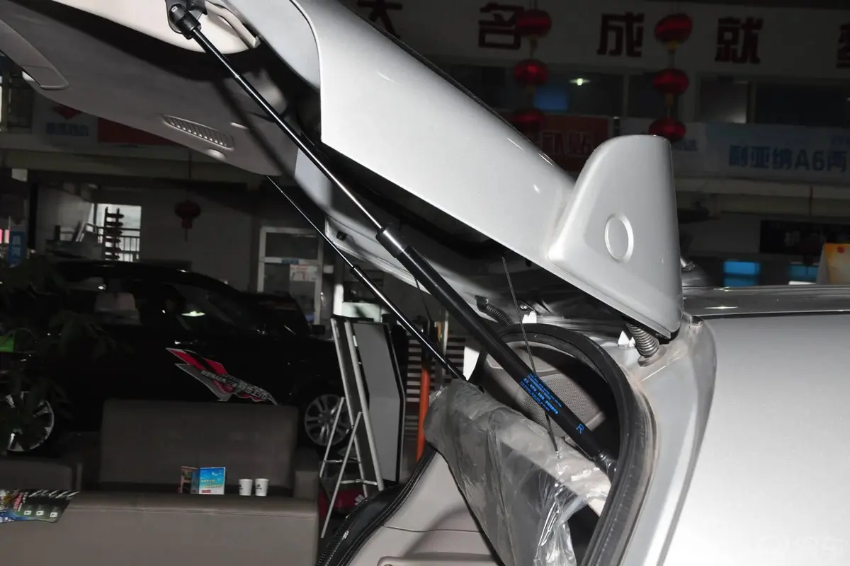 利亚纳两厢 1.4L VVT 手动 豪华IV型空间