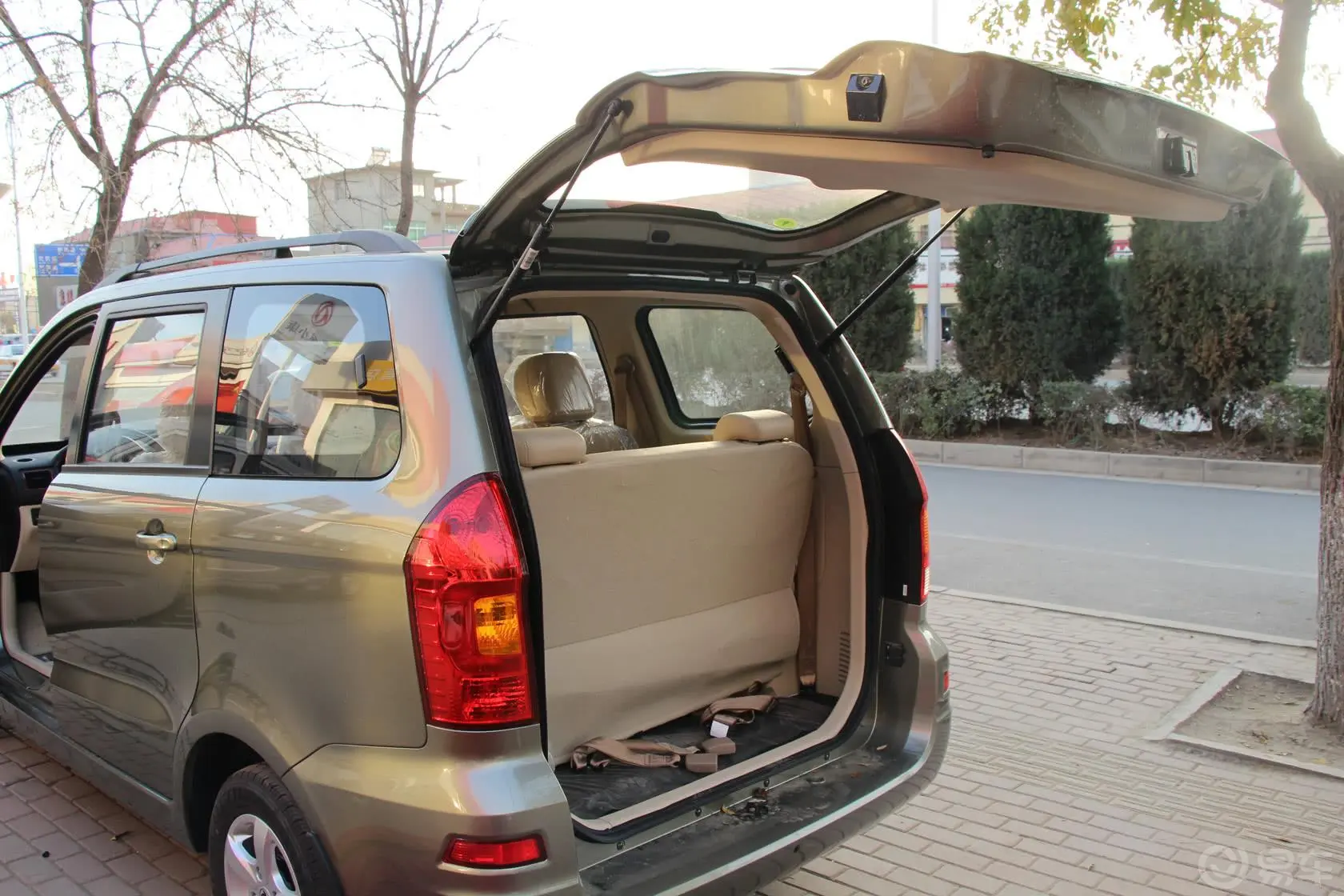 风光330风光系列 1.5L 手动 舒适型行李厢开口范围