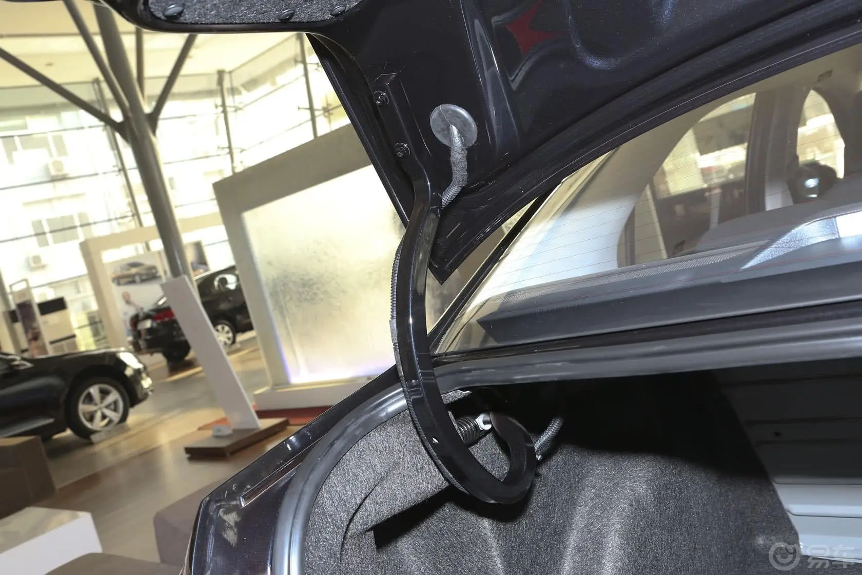 桑塔纳1.6L 自动 风尚版行李厢支撑杆