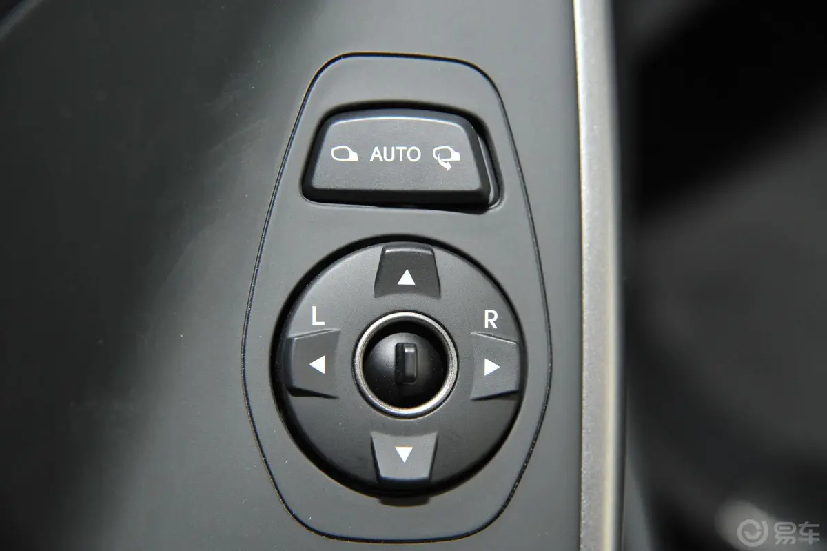 胜达(进口)3.0L 自动 四驱 舒适导航版(欧5)外后视镜控制键