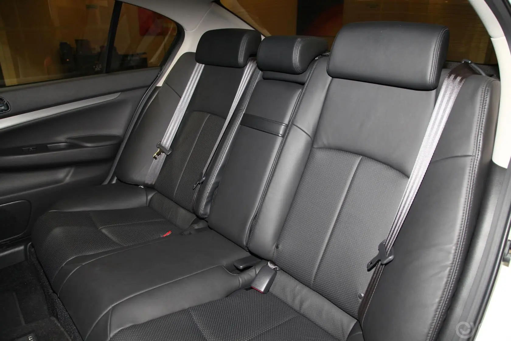 英菲尼迪G系25 Sedan 豪华运动版后排座椅