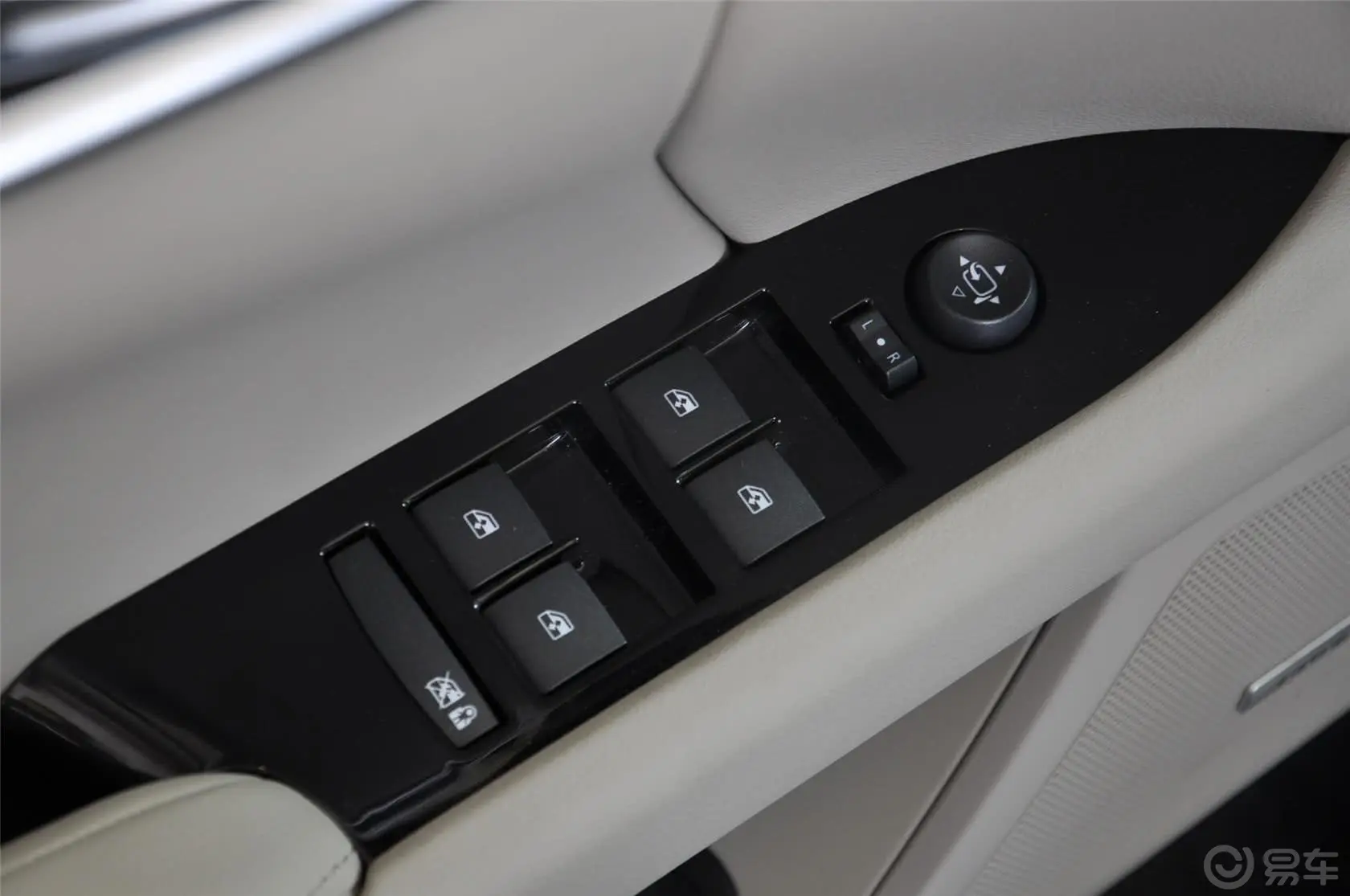 凯迪拉克XTS28T 科技型车窗升降键