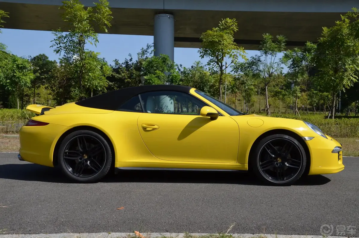 保时捷911Carrera 4 Cabriolet 3.4L正侧车头向右水平