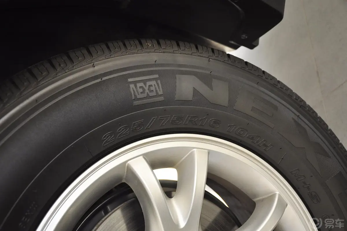 爱腾2.0T 自动 四驱精英导航 柴油版轮胎规格