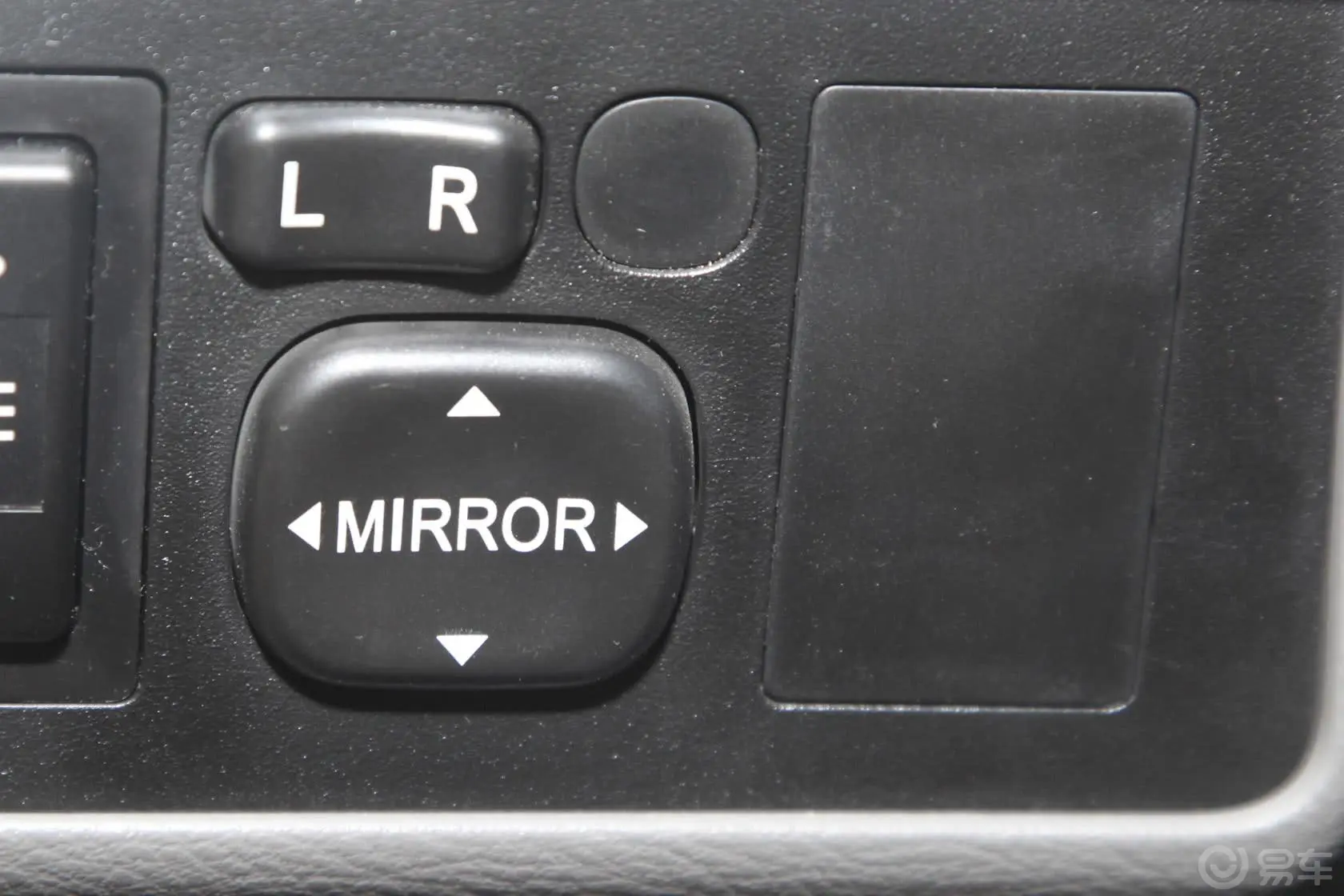 悦翔三厢 1.5L 手动 豪华型外后视镜控制键