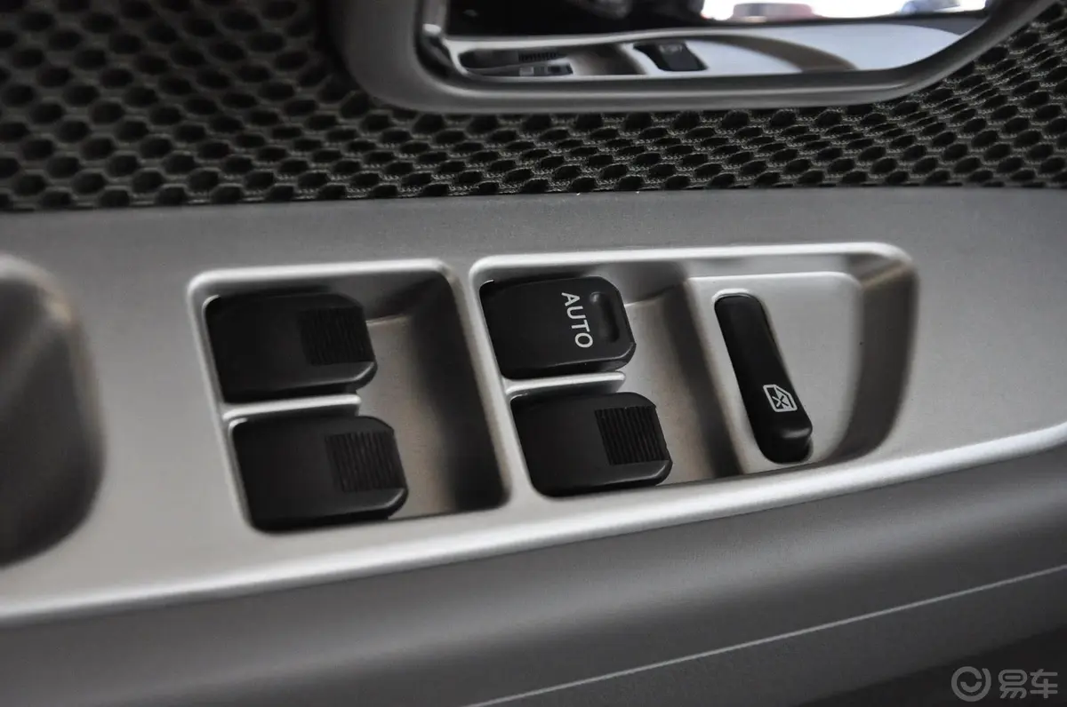 森雅S801.5L 手动 时尚舒适版 7座车窗升降键