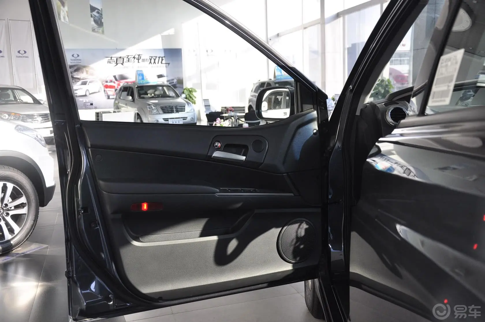 爱腾2.0T 自动 四驱精英导航 柴油版驾驶员侧车门内门板
