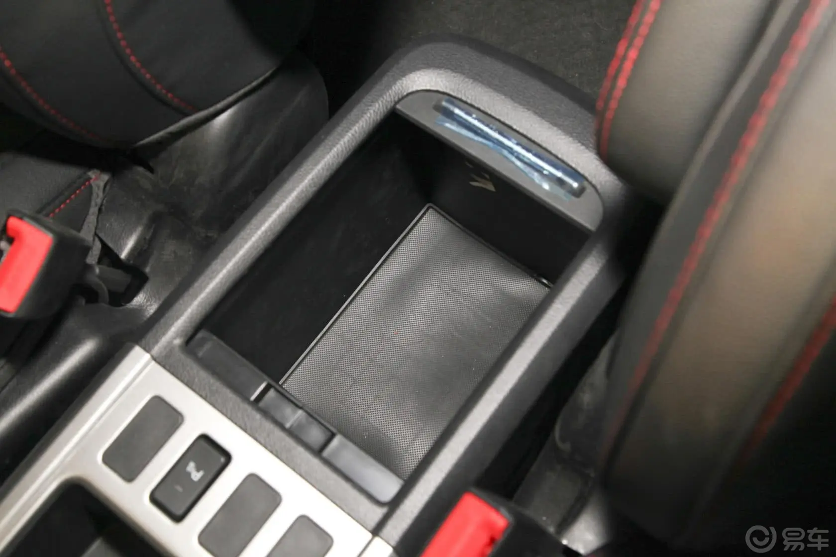 哈弗H6升级版 1.5T 手动 两驱 精英型前排中央扶手箱空间