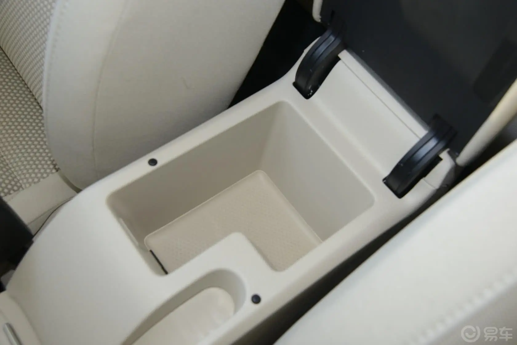 高尔夫1.4TSI 自动舒适型前排中央扶手箱空间