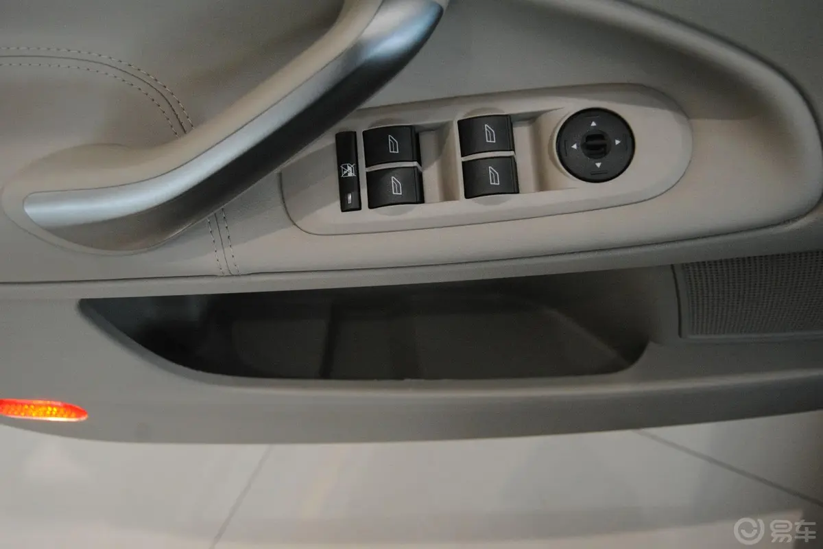 蒙迪欧致胜 2.3L 自动 时尚型 国4驾驶员门储物盒