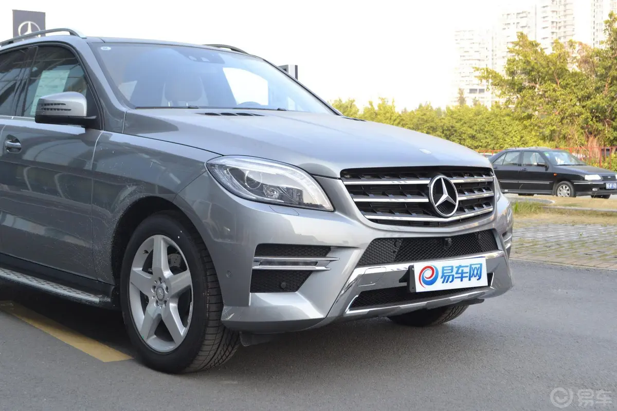 奔驰M级ML400 4MATIC 豪华型车头局部