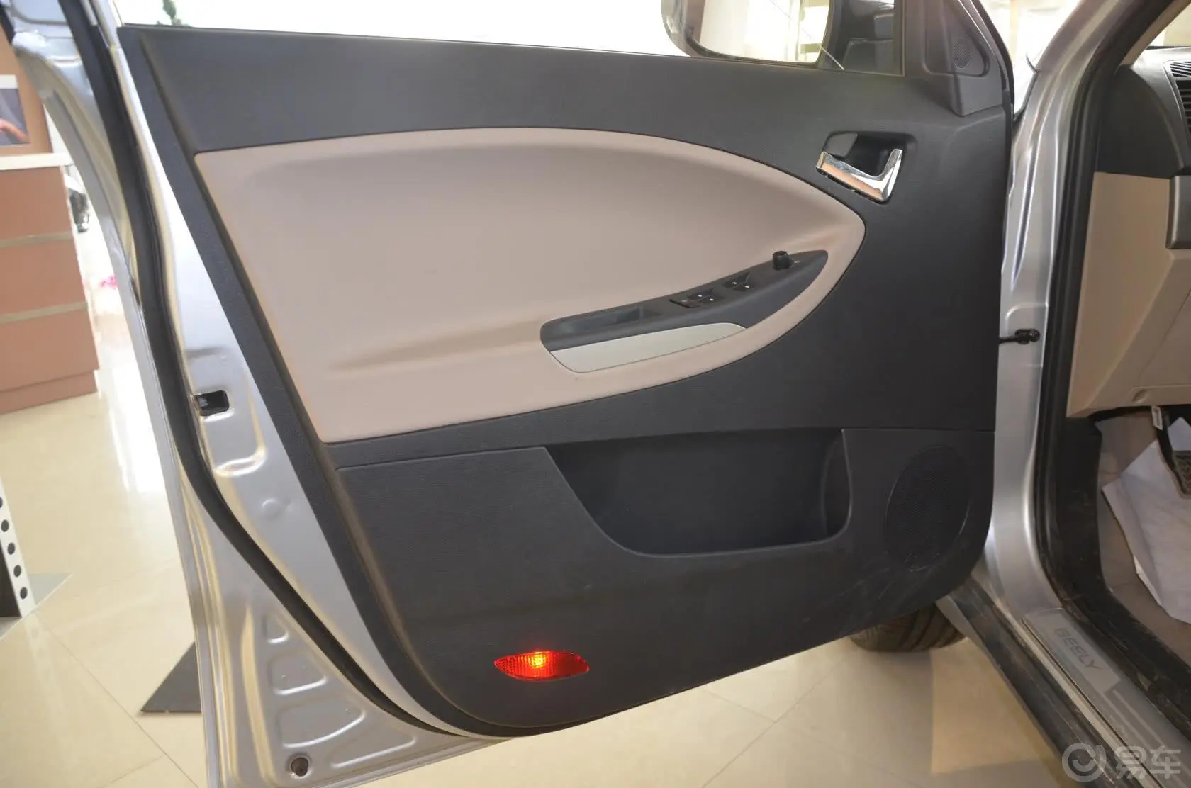 吉利SX71.8L 手动 精英型驾驶员侧车门内门板