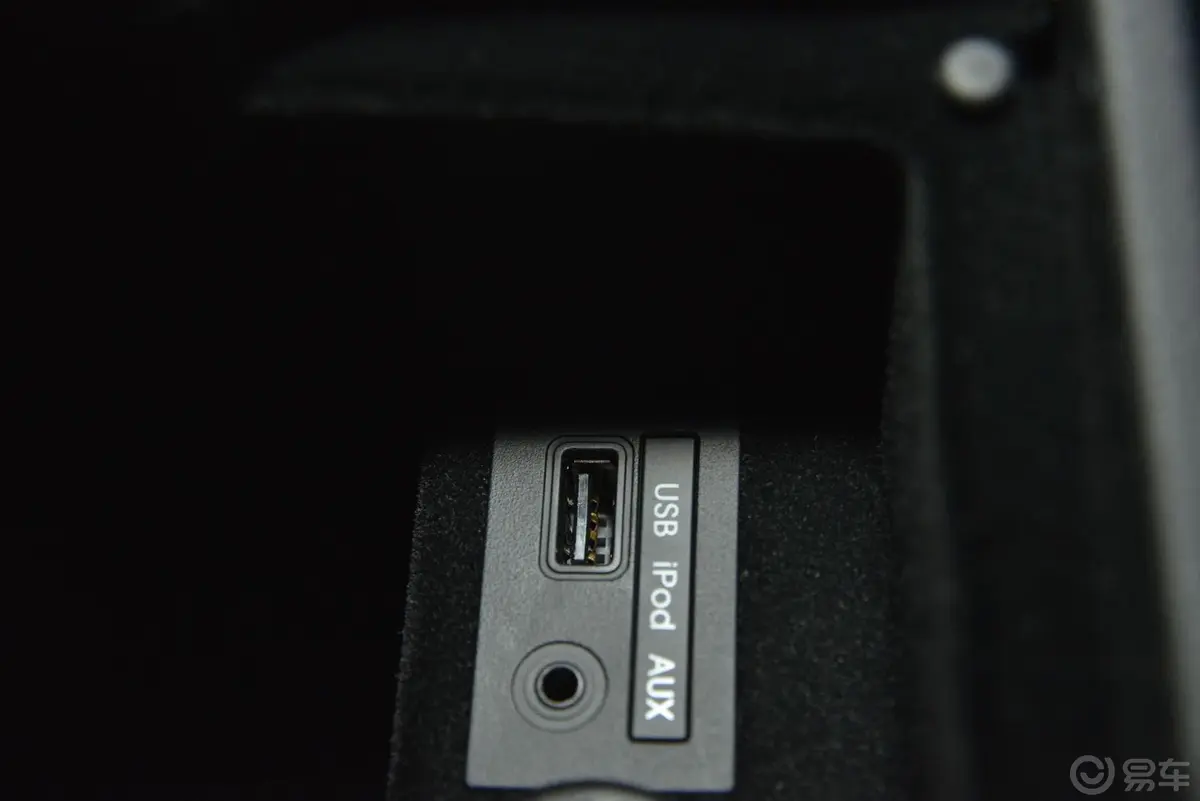 雅尊2.4L 自动 尊贵版USB接口