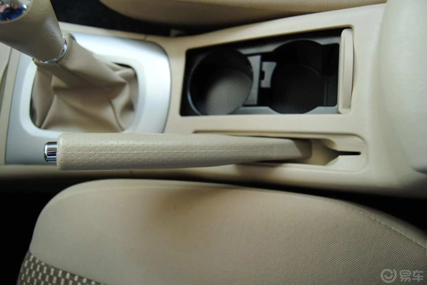 瑞虎经典版 1.6L 手动 舒适型驻车制动（手刹，电子，脚刹）