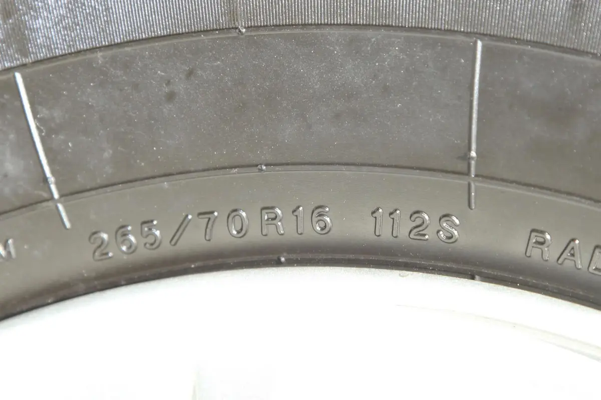 帕杰罗V73 3.0 GLS AT轮胎规格