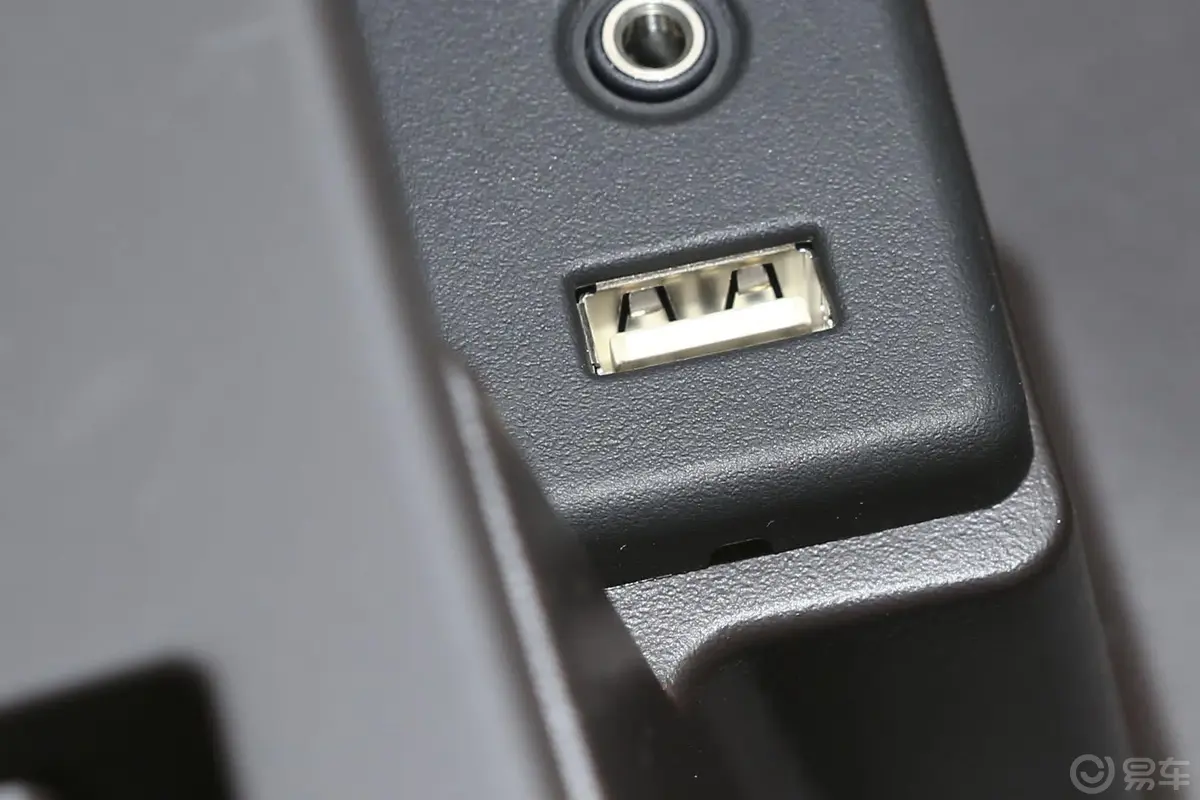 君威2.4L 自动 精英时尚型USB接口