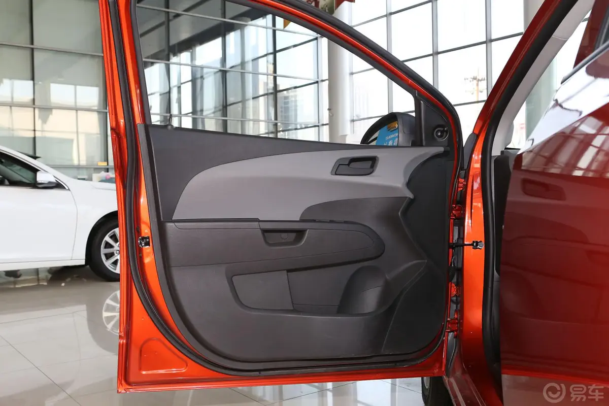 爱唯欧1.4L SL 自动 时尚天窗版驾驶员侧车门内门板