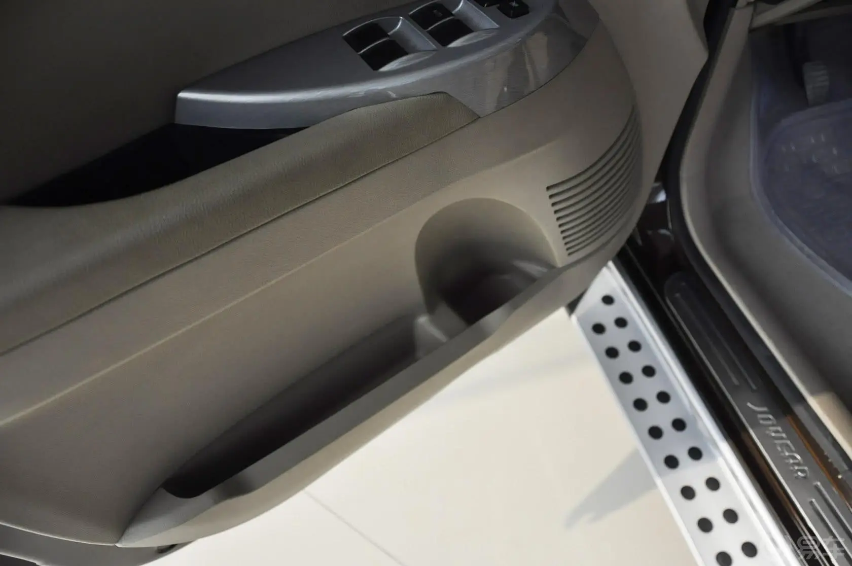 景逸SUV1.6L 手动 尊贵型驾驶员门储物盒