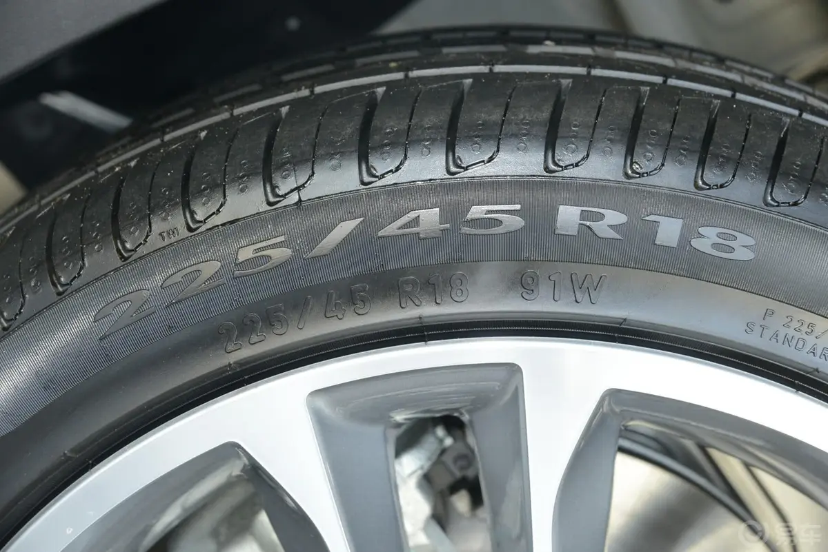 宝马X1sDrive18i 运动设计套装轮胎规格