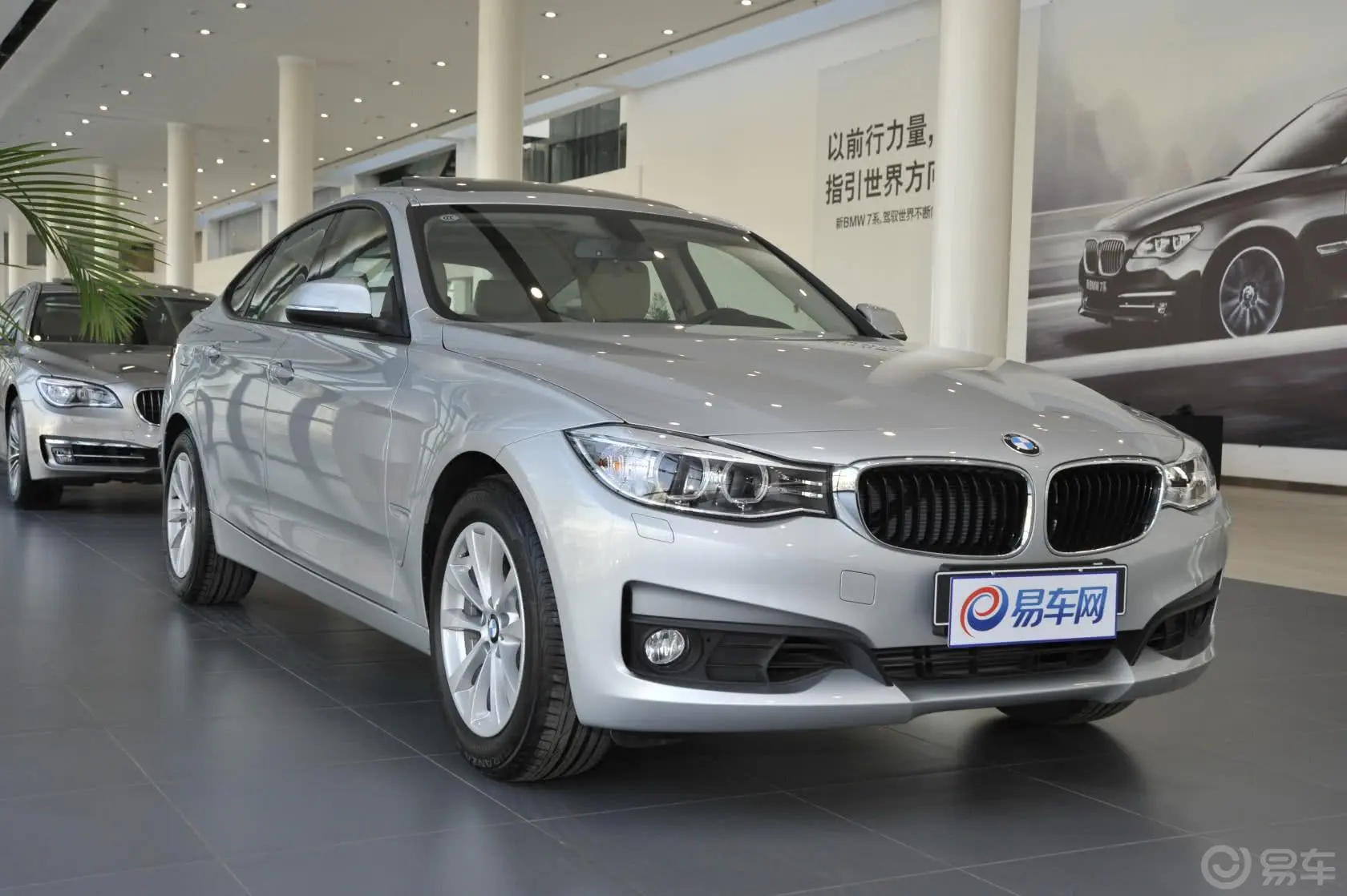 宝马3系GT320i 领先型侧前45度车头向右水平