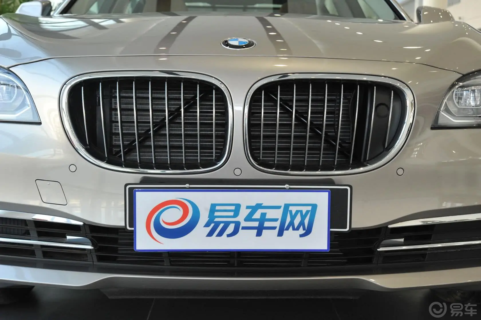 宝马7系740Li 领先型前格栅侧俯拍